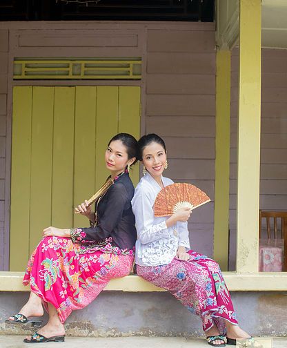 peranakan culture basic kebaya Singapore nyonya nonya Peranakan Culture, Nyonya Kebaya, Indonesian Kebaya, Sisters Photoshoot Poses, Sisters Photoshoot, Dress Traditional, Photoshoot Poses, Ponytail Hairstyles, Traditional Dresses