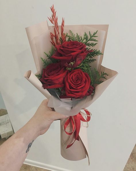 Simple Roses Bouquet, Valentine Bouquet Ideas Flowers Simple, 3 Rose Bouquet Simple, Aesthetic Roses Bouquet, Simple Rose Bouquet Gift, 3 Roses Bouquet Simple, One Rose Bouquet, Small Bouquet Ideas, 1 Rose Bouquet