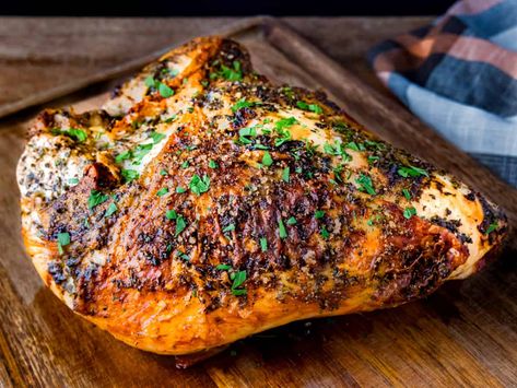 Split Turkey Breast Recipes Oven, Cook Turkey Breast, How To Cook Turkey, Turkey Marinade, Rotisserie Turkey, Herb Roasted Turkey Breast, Christmas Turkey Recipes, Turkey Prep, Cook Turkey