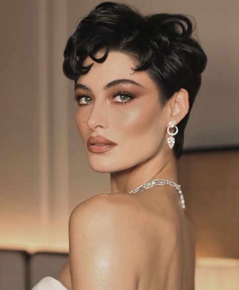 Red Carpet Short Hair, Red Carpet Glamour, 2023 Red Carpet, Night Hair, Short Hair Designs, Night Hairstyles, Grace Elizabeth, Peinados Fáciles Para Cabello Corto, Braided Bun