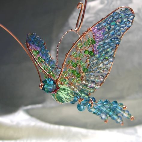 110 Likes, 9 Comments - ShiniesbyMaggie (@shiniesbymaggie) on Instagram: “Look at that shimmer! New, bolder colors for a new line of ruby throated hummingbirds!! This time,…” Crystal Suncatchers Diy, Beaded Suncatcher, Copper Wire Crafts, Beaded Bird, Copper Wire Art, Wire Ornaments, Seed Bead Crafts, Ruby Throated Hummingbird, Fairy Artwork