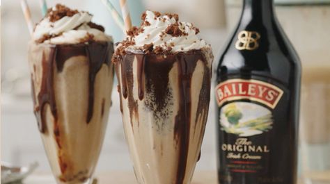 Cake Shake with Baileys Original - Milkshakes | Baileys Baylies Drinks, Irish Cream Recipes, Burnt Cake, Baileys Milkshake, Baileys Cocktail, Cake Milkshake, Cake Fail, Baileys Irish Cream Recipes, Cake Shake