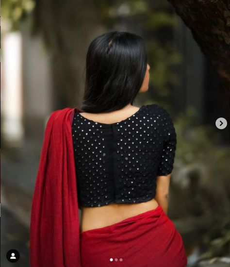 Black Blouse Designs For Saree Boat Neck, Designer Blouse Back Neck, Latest Blouse Back Neck Designs, Punjabi Suit Neck Designs, Black Blouse Designs, Suit Neck Designs, Kerala Saree Blouse Designs, Suit Neck, Sleeveless Blouse Designs