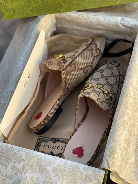 Gucci Shoes Aesthetic, Gucci Slipper, Elegant Shoes Heels, Luxury Slippers, Pretty Sandals, Fashion Shoes Heels, Fashion Shoes Sandals, Shoes Heels Classy, Classy Shoes