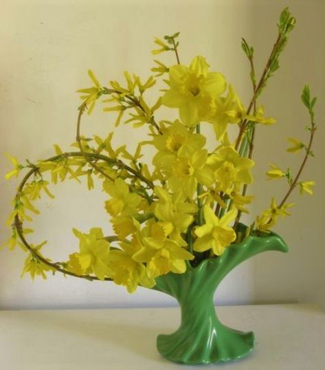 Yellow Flower Arrangements, Early Spring Flowers, Spring Flower Arrangements, Spring Arrangements, Ikebana Arrangements, Trendy Flowers, Japanese Flowers, Beautiful Flower Arrangements, Flower Display