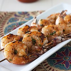 Spice up your night with these Sriracha shrimp skewers! Easy and light perfect for a fast lunch or late dinner. Sriracha Shrimp, Shrimp Skewer Recipes, Honey Shrimp, Lime Shrimp, Shrimp Skewers, Grilled Shrimp, Kebabs, Seafood Dishes, Sriracha