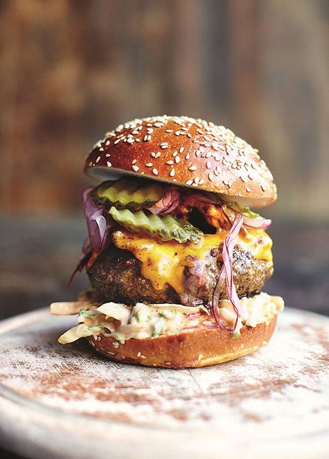 Jamie Oliver Comfort Food, On A Bun, Gourmet Burger, Burger Sliders, Gourmet Burgers, Hamburger Recipes, Beef Burger, Burgers Sandwiches, Corn Dogs