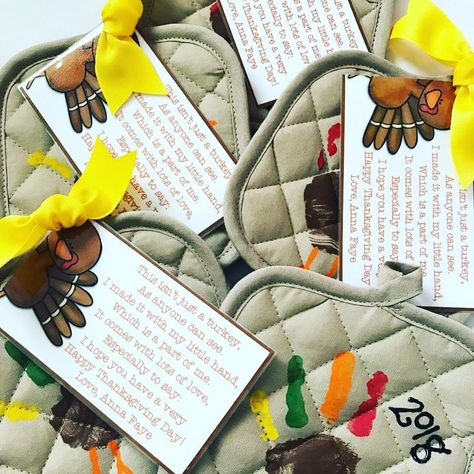 Michelle & Hadar on Instagram: “This is a cute family gift idea by @erin.eberhart! Little turkey hand pot holders! #targetteachers” Teacher To Parent Gifts, Thanksgiving Gift For Parents Preschool, Preschool Thanksgiving Crafts For Parents, Thanksgiving Grandparents Craft, Thanksgiving Gifts Preschool, Thanksgiving Presents For Parents, Thanksgiving Classroom Gifts, Thanksgiving Gift Preschool, Preschool Thanksgiving Gifts For Parents