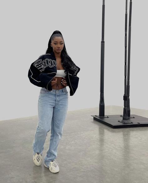 Yeezy Foams Outfit Women, How To Style Foam Runners Women, Sand Foam Runners Outfit, Yeezy Foam Runner Outfit Black Women, Black Foam Runner Outfit, Foam Runner Outfit Black Women, Yeezy Foam Runner Outfit, Foam Runner Outfit, Runner Outfit