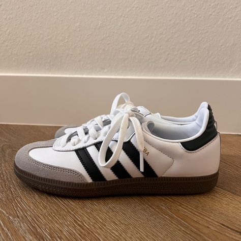 Color: Cloud White/ Core Black/ Gum Size: M 4.5/ W 5.5 Never Worn Slight Scuff On Top Of One Shoe (See Picture) Does Not Come With Box Adidas Samba Black And White, Black And White Sambas, Shoes Samba, Adidas Shoes Samba, Adidas Samba Black, Adidas Samba Women, Adidas Samba White, Samba Og Shoes, Casual Tennis Shoes