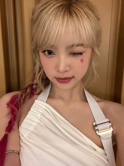 le sserafim pics on X: "eunchae weverse update https://t.co/FjMQtXbDRh" / X Angel Dress, Charli D Amelio, K Pop Music, Kpop Idol, South Korean Girls, Korean Girl, K Pop, Mini Albums, Kpop Girls