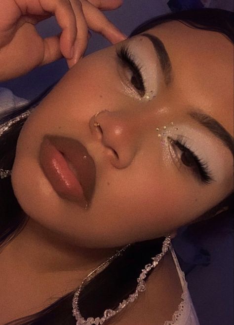 Y2k White Aesthetic Rhinestone Makeup Latina MUA Makeup Looks White Eyeshadow, Simple White Makeup Looks, Cute Casual Makeup, White Prom Makeup, Metro Outfit, White Makeup Aesthetic, White Makeup Ideas, Eye Makeup White, Y2k Eye Makeup