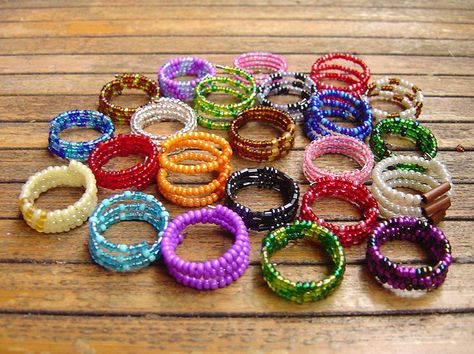 i made some of these yesterday , they came out great Memory Wire Rings, Camera Jewelry, Memory Wire Jewelry, Bead Rings, Wire Jewelry Rings, Diy Beaded Rings, Spiral Ring, Glass Beads Jewelry, Rings Jewelry Fashion