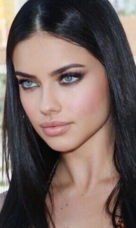 Adriana Lima Eyes, Adriana Lima Makeup, Adriana Lima Style, Formal Makeup, Model Aesthetic, Model Face, Adriana Lima, Smokey Eye Makeup, Prom Makeup