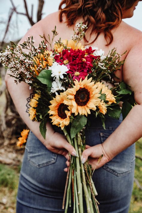 Empowering Poses Women, Wildflower Bouquet Photoshoot, Photo Shoot With Flower Bouquet, Empowerment Photoshoot Ideas, Floral Top Photoshoot, Megan Photoshoot, Bouquet Photoshoot Ideas, Empowered Woman Photoshoot, Flower Photoshoot Aesthetic