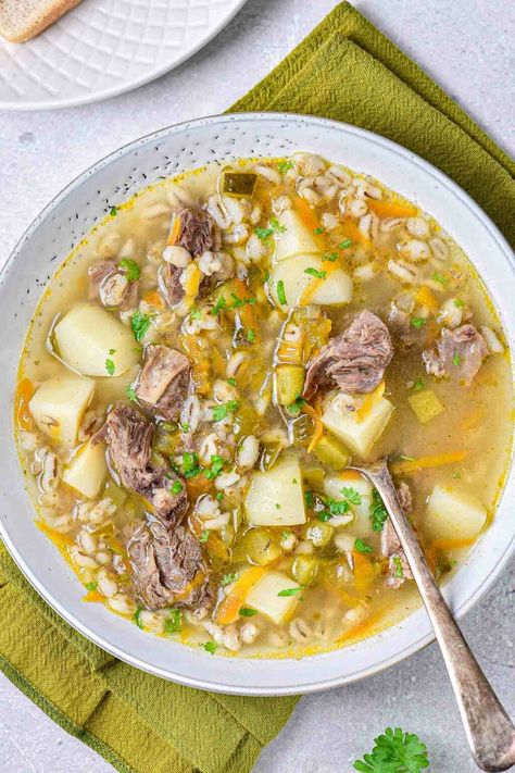 Want to make a delicious pot of Rassolnik? This classic Russian pickle soup is made with beef ribs, vegetables, barley and pickles! Europe Food Recipes, Rassolnik Soup, Russian Stew, Russian Chicken, Russian Foods, Pickle Soup, Warm Soup Recipes, Ukrainian Food, Russian Food