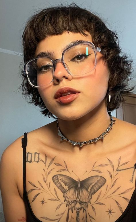 Glasses Round Face, Curly Hair Dos, Glasses Inspo, Wire Rimmed Glasses, Glasses For Round Faces, Glasses Inspiration, Oversized Glasses, Eyeliner Styles, Cute Glasses