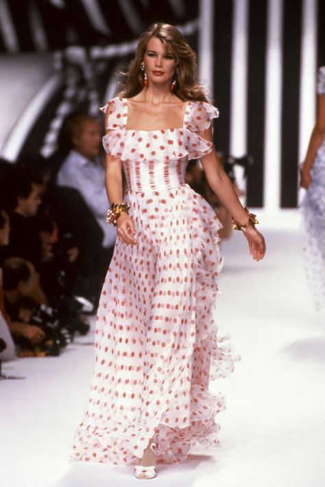 Relive the '90s Supermodel Era with Young Photos of Claudia Schiffer - Karl Lagerfeld Fashion 60s, Polyvore Clothes, 90s Runway Fashion, Runway Fashion Couture, Vintage Runway, Original Supermodels, Claudia Schiffer, Top Models, Runway Models