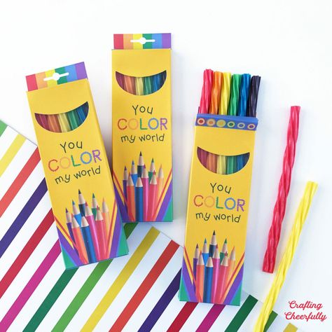 Create a fun and colorful treat box made to look like a box of colored pencils! Grab the free printable and create some as party favors or back-to-school gifts! Diy Christmas Box, Art Themed Party, Teacher Gift Baskets, Crafty Fox, School Treats, Vinyl Gifts, Diy Teacher Gifts, Treat Box, Teacher Christmas Gifts