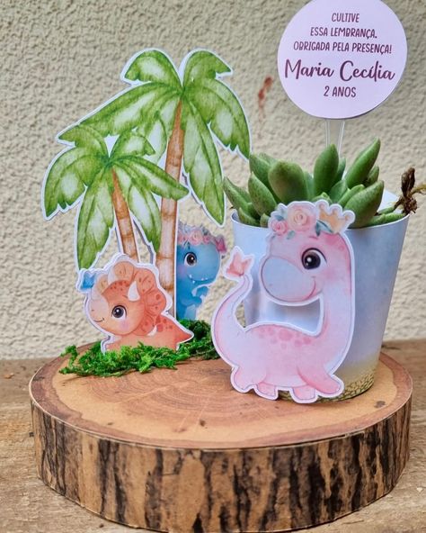 Centros de mesa Baby Dino 🦕 🦖 Faça seu orçamento personalizado pelo link da bio! Aqui você encontra tudo para o seu evento em um só lugar! . . . . . . . . . . . #eventogoiânia #eventosgoiania #festagoiania #festasgoiania #festainfantilgoiania #festainfantilgoiânia #centrosdemesagoiania #centrosdemesas #festababydino #festadinossauros #goiania #buffetinfantilgoiânia #lembrancinhasgoiania Baby Dino, Baby Shower, On Instagram