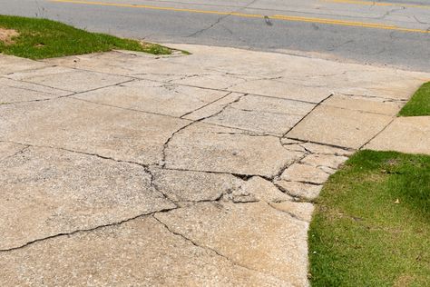 How to Fix Cracks in Concrete Driveways, Patios, and Sidewalks Fix Cracked Concrete, Cobbled Driveway, Cracks In Concrete, Repair Cracked Concrete, Fixer Upper Diy, Driveway Materials, Cracked Concrete, Broken Concrete, Growing Moss