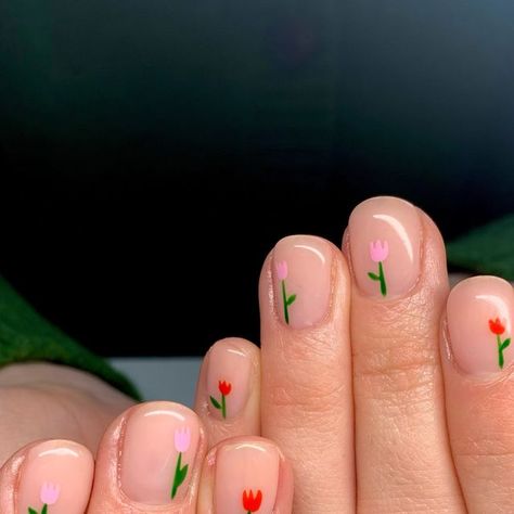 Gel Nail Art Flowers, Easy Minimal Nail Art, Nail Designs For Shorter Nails, Minimal Flower Nail Design, Tulip On Nails, Natural Nail Gel Manicure Designs, Simple Pattern Nails, Small Flower Nail Art, Negative Space Nail Designs