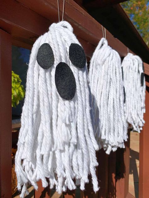 Mop Ghost, Diy Ghost Decoration, Diy Ghost, Decoration For Halloween, Ghost Crafts, Halloween Ghost Decorations, Ghost Decoration, Mop Heads, Tree Crafts