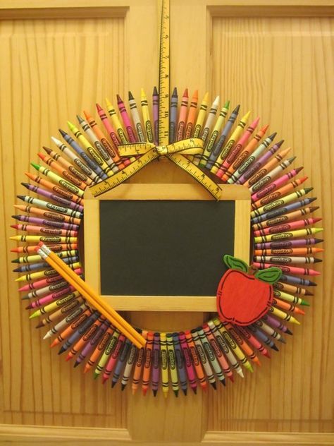 Crayon Wreath, School Wreaths, Teacher Wreaths, Clothes Pin Wreath, Teacher Craft, Teachers Diy, Porte Decorate, Diy Teacher Gifts, Cadeau Diy