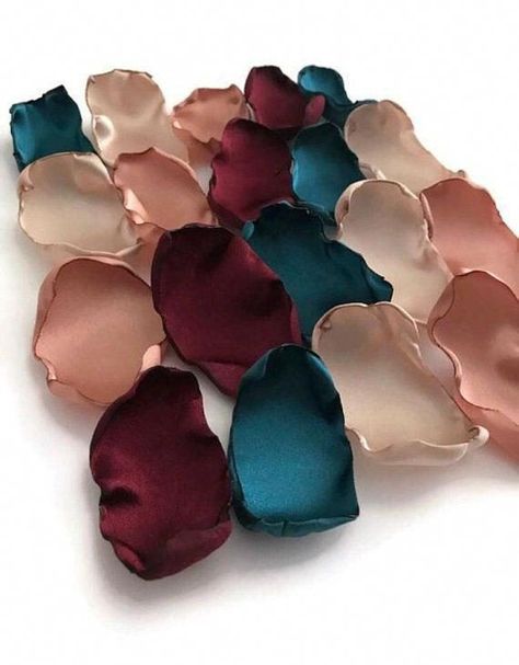 Wedding Color Spring Colour Palettes, Maroon Table Decor, Colors That Go With Rose Gold, Rose Gold Table Decor, Gold Table Decor, Teal Wedding Colors, Rose Gold Table, Wine Rose, Flower Girl Petals