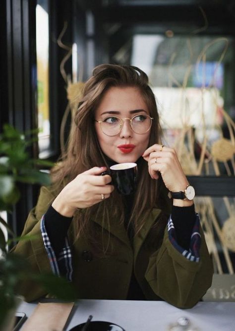 Glasses Outfit, Nerdy Glasses, Corporate Wellness, Four Eyes, Cute Glasses, Trendy Swimwear, Foto Poses, Stil Inspiration, Healthier Lifestyle