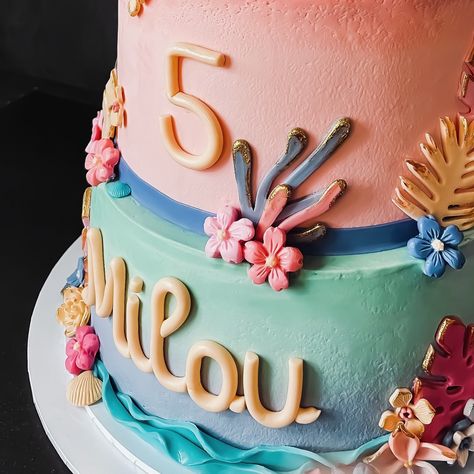 Deze prachtige Stitch taart is speciaal gemaakt voor Milou die vandaag haar 5e verjaardag viert! 🎉🍰 Een heerlijke combinatie van vanillecake, romige vanillebotercrème en een frisse bosvruchtenjam. Elk detail is met de hand gemaakt en volledig eetbaar, van de fondant decoraties tot de chocolade ganache.🤤 #taartdenbosch #brabanttaart #stitchthemovie #stitchparty #kindertaarten #verjaardagstaarten #kinderverjaardag #kidsparty #themataart #denboschcity #patisserie #taartbestellendenbosh Fondant