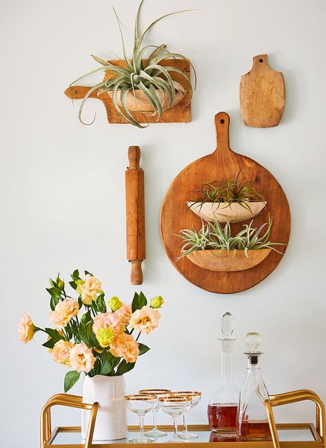 vintage breadboards planters above cart Flea Market Decorating Ideas, Flea Market Decorating, نباتات منزلية, Interior Vintage, Geek Decor, Interior Design Per La Casa, Diy Casa, Garden Art Crafts, Diy Vintage