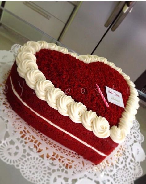 Heart Cake Red Velvet, Red Velvet Cake For Anniversary, Heart Cake Designs Valentines, Red Velvet Cake Valentines Day, Valentine's Cake Design, White Chocolate Cake Design, Red Velvet Heart Shape Cake Designs, Heart Design Cake, Heart Shaped Red Velvet Cake