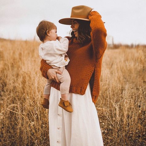 Family Photography Outfits, Family Portrait Outfits, Autumn Family Photography, Fall Family Portraits, Fall Family Photo Outfits, Family Photoshoot Outfits, Outdoor Family Photos, Fall Family Pictures, Family Photo Pose