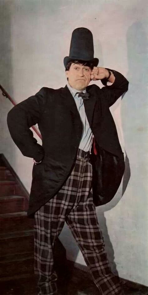 British character actor Patrick Troughton, in the lead role of the second incarnation of BBC TV's popular children's science fiction show Doctor Who 2nd Doctor, Patrick Troughton, Doctor Who Cosplay, Jon Pertwee, Classic Doctor Who, Second Doctor, 13th Doctor, Eleventh Doctor, Female Doctor