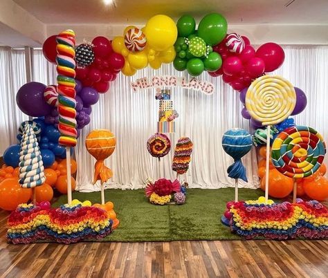 Invitaciones Candy Land, Candyland Party Theme, Candy Props, Candy Decorations Diy, Entrance Arch, Balloon Arch Decorations, Willy Wonka Party, Dekorasi Halloween, Candy Theme Birthday Party