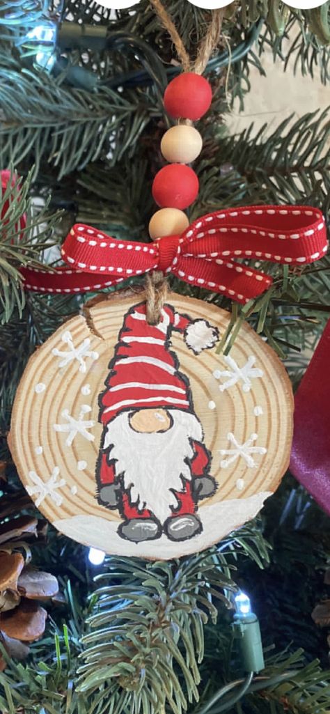 Wooden Baubles Diy, Wooden Bauble Decoration, Cookie Ornaments, Wood Cookie, Wood Cookies, Ornament Cookies, Christmas Idea, Painted Christmas Ornaments, Wood Slice Ornament