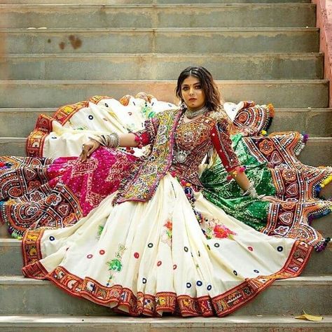 Navratri Photoshoot, Navratri Ghagra, Navratri Ideas, Navratri Look, Garba Chaniya Choli, Dandiya Dress, Chania Choli, Navratri Outfits, Garba Outfit