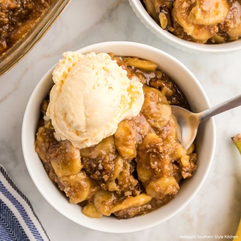 Bananas Foster Crisp - melissassouthernstylekitchen.com Best Crumble Recipe, Easy Apple Crumble, Banana Foster, Apple Crumble Recipe, Southern Comfort Food, Banana Dessert Recipes, Caramel Apple Pie, Bananas Foster, Banana Dessert