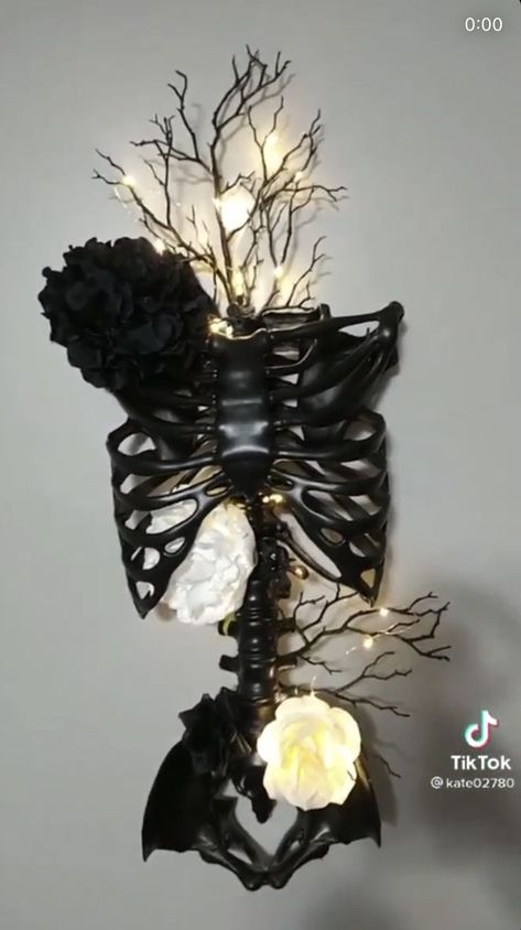 Black Skeleton Decor, Skeleton Decorations Indoor, Halloween Vase Filler Ideas, Skeleton Torso With Flowers, Goth Decor Diy, Diy Kids Tent, Vase Filler Ideas, Skeleton Decor, Floral Skeleton