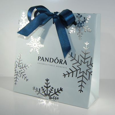 Christmas Packaging Design, Pandora Valentine, Branded Shopping Bags, Pandora Christmas, Shopping Bag Design, Pandora Gift, Xmas Shopping, Jar Packaging, Fancy Packaging