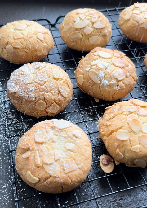 Almond Frangipane Cookies, Almond Croissant Cookies, Croissant Cookie, Crumble Cookie Recipe, Crumble Cookie, Mouse A Cookie, Almond Croissant, Almond Flour Recipes, Cookie Dough Balls