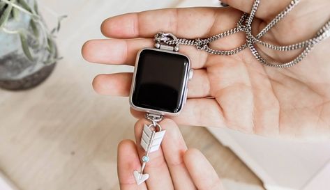 Watch Charms Hanging, Apple Watch Necklace, Apple Watch Charms, Apple Watch Charm, Watch Charms, Apple Watch Features, Watch Diy, Apple Watch Leather, Rose Gold Apple Watch