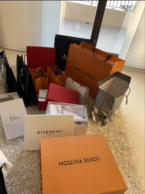 Givenchy Shopping Bag, Pinterest Vision Board, Boujee Lifestyle, Rich Gifts, Nurse Aesthetic, Life Vision Board, Givenchy Paris, Rich Lifestyle, Luxury Lifestyle Dreams