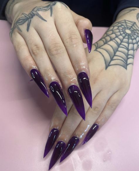 Halloween Nails Acrylic Purple, Black Vampire Nails, Gothic Nails Purple, Purple Glossy Nails, Purple Blooming Gel Nails, Spooky Nails Stiletto, Dark Purple Stiletto Nails, Simple Gothic Nails, Purple Metallic Nails