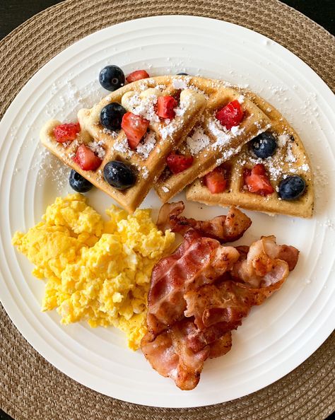 Bacon Egg Pancake Breakfast, Waffles Eggs And Bacon, Healthy Waffle Breakfast Ideas, Cafeteria Breakfast Ideas, Healthy Breakfast With Bacon, Waffles And Eggs Breakfast, Eggs And Waffles, Breakfast Waffles Aesthetic, Waffles Breakfast Ideas