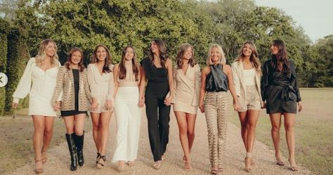 Christian Bachelorette Party Ideas, Exec Photoshoot, Sorority Social Themes, Sorority Photoshoot, Sorority Pictures, Sorority Socials, Sorority Poses, Rush Outfits, Friendship Photoshoot