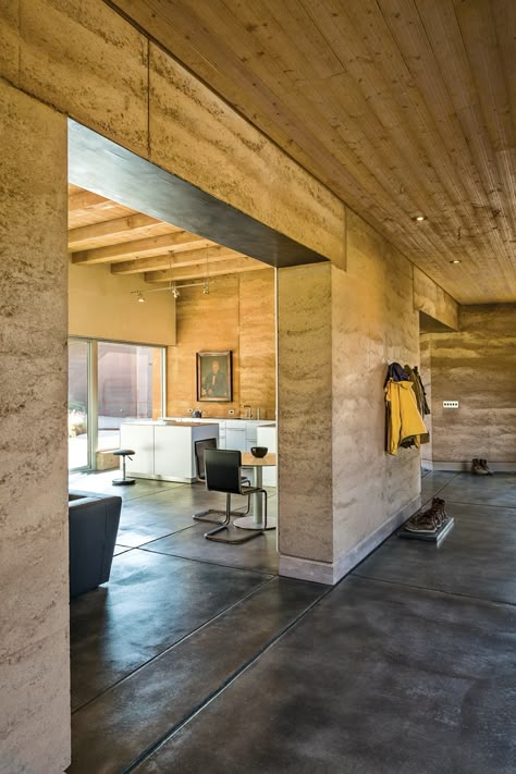 11 Glorious Rammed-Earth Homes That Celebrate the Landscape - Dwell Rammed Earth Architecture, Rammed Earth Construction, Rammed Earth House, Earth Building, Earth Houses, Earth Architecture, Rammed Earth Homes, Earth House, Rammed Earth Wall