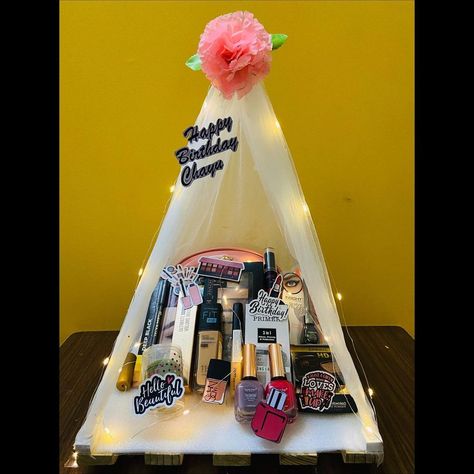 Juhi Matani on Instagram: “How about gifting this makeup hamper to the special lady in your life ? Be it ur mom,sister,girlfriend or ur wife !!!!🥰 @crunch_creation…” Gift Hamper For Girlfriend, Birthday Gift Ideas For Sister Creative, Mom To Be Hamper Gift Ideas, Makeup Hamper, Hamper Bouquet, Makeup Hampers, Hamper Packaging, Diy Resin Gifts, Candy Gifts Diy