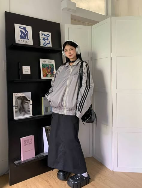 Y2k Outfits With Long Skirts, How To Style Cargo Skirt Long, Japanese Feminine Style, Y2k Adidas Outfit, Japanese Skirt Outfits Long, Trendy Japanese Outfits, Long Skirt And Jacket Outfit, Acubi Long Skirt Outfit, Acubi Long Skirt